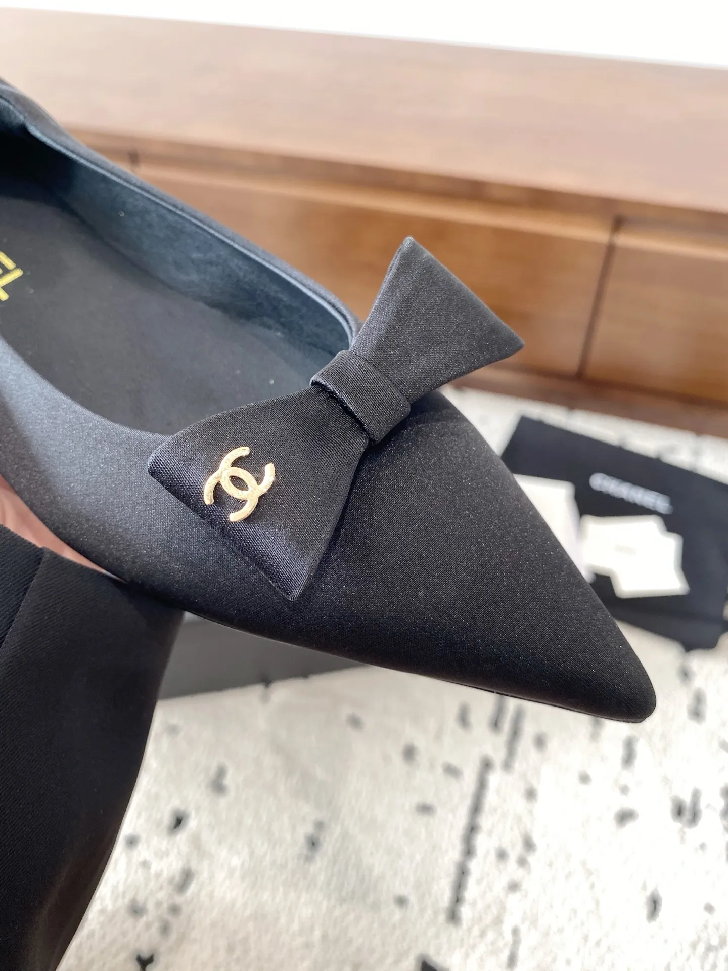 👟👟Ex-factory price 600👟👟 🍀CHANEL25A spring and summer latest bow fashion shoes. Many Internet celebrity fashion bloggers have planted grass. They are high-end and comfortable, matching the skirts of goddesses. Irregular small pointed toes, full of fashion and femininity. The exclusive flat heels of the evening series have completely impressed me throughout the season's lookbook. They are simple and yet detailed, easy to wear and not tiring on the feet. Upper: imported cowhide, lining: mixed sheepskin, sole: Italian genuine leather outsole Size: 35-41 (custom-made 40-41 non-returnable) 👉